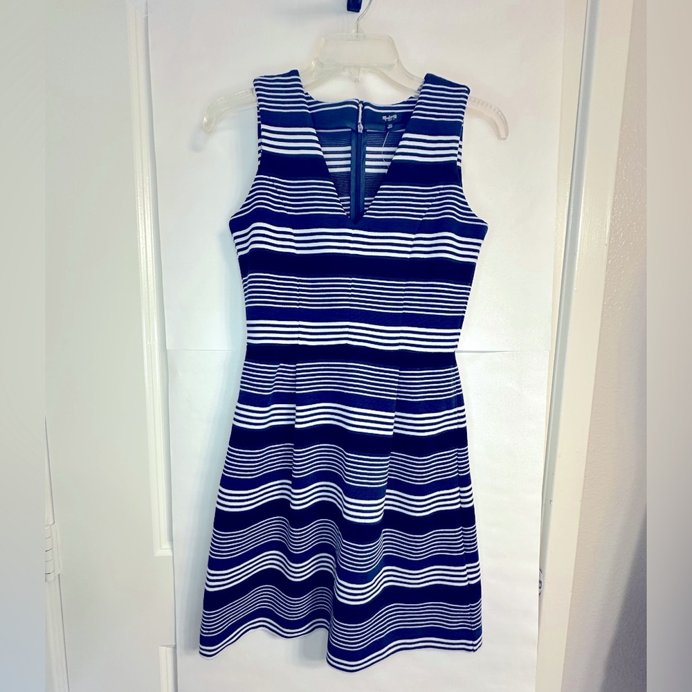 *NWT!* Madewell Gallerist Ponte V Neck Navy and White striped dress with pockets
